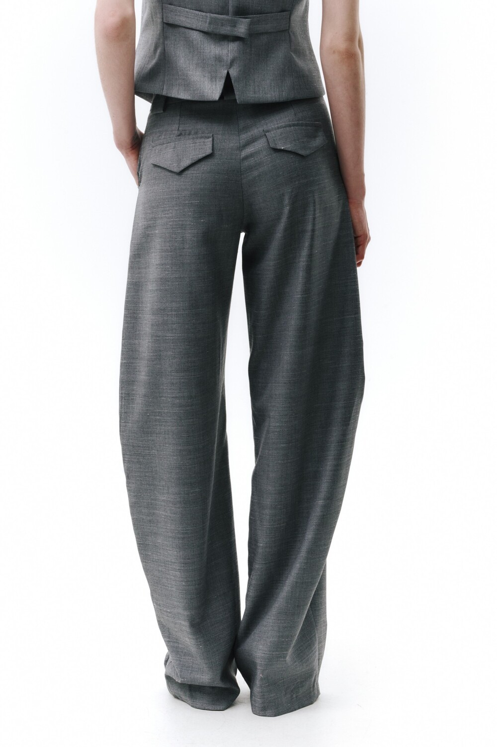 Gray trousers with pintucks